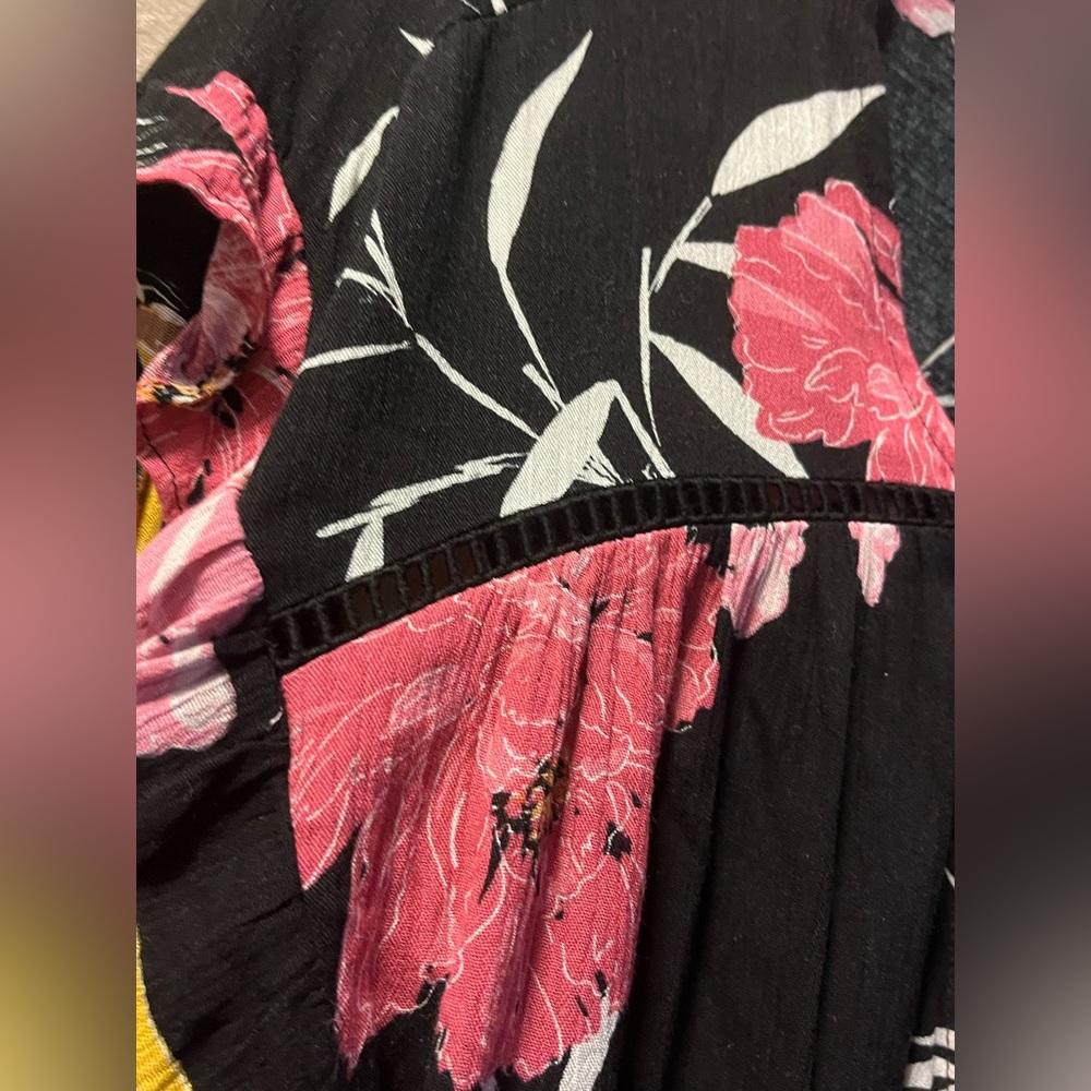 EUC Guess Black and Floral Long Sleeve Top- Size M - Picture 8 of 9